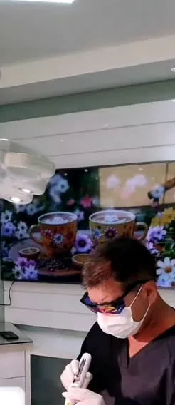 Dr. Radamés atendendo no consultório