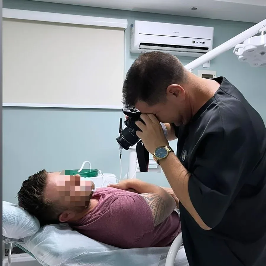 Dr. Radamés fotografando um paciente na cadeira